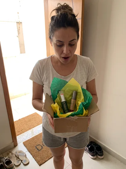 Cliente Débora do Brasil com seu pedido